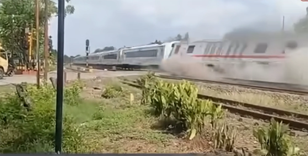 Ka Purwojaya Anjlok  Foto Tangkap Layar YouTube Liputan 6 